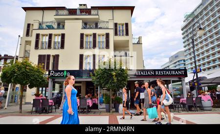 Swinoujscie, Polen. August 2023. Die beliebte Strandpromenade an der polnischen Ostseeküste. Touristen laufen entlang der Promenade. Stockfoto