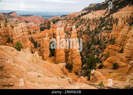 Die dramatische Landschaft des Bryce Canyon National Park. Wind, Wetter, Wasser und Ewigkeiten der Zeit haben ein Naturwunder geschaffen. Stockfoto