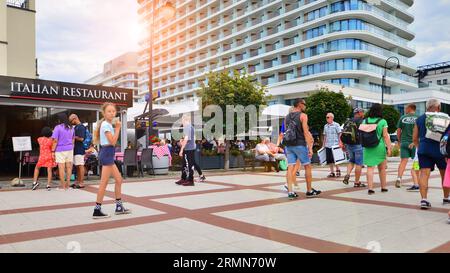 Swinoujscie, Polen. August 2023. Die beliebte Strandpromenade an der polnischen Ostseeküste. Touristen laufen entlang der Promenade. Stockfoto