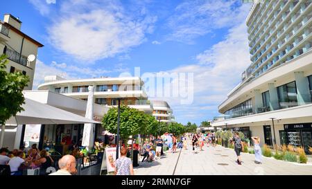 Swinoujscie, Polen. August 2023. Die beliebte Strandpromenade an der polnischen Ostseeküste. Touristen laufen entlang der Promenade. Stockfoto