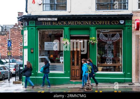 Die Black Medicine Coffee Co in der Nicolson Street, Edinburgh. Wo J K Rowling einige frühe Teile der Harry-Potter-Buchserie schrieb. Stockfoto