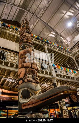 Haida-Totempfahl aus dem Haus des Häuptlings in Masset, Queen Charlotte Islands. Gekauft für 36 $ im Jahr 1901 und gespendet an Pitt Rivers Museum, Oxford. Stockfoto