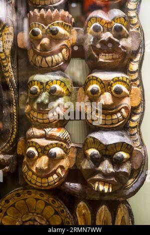 Maske der 18 Krankheitsdämonen um ihren Meister Maha Kola Sanni Yaka. 19. Jahrhundert, aus Sri Lanka. Pitt-Rivers Museum, Oxford. Stockfoto