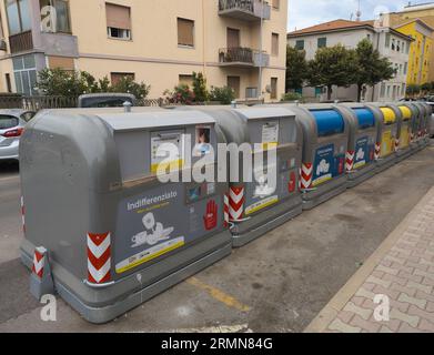 Moderne Behälter für die getrennte Abfallsammlung in Piombino, Livorno, Italien Stockfoto