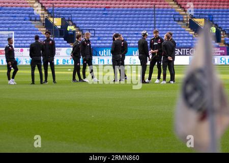 Middlesbrough Spieler besichtigen das Spielfeld während des Carabao Cup 2nd Round Match zwischen Bolton Wanderers und Middlesbrough im Toughsheet Stadium, Bolton am Dienstag, den 29. August 2023. (Foto: Mike Morese | MI News) Credit: MI News & Sport /Alamy Live News Stockfoto