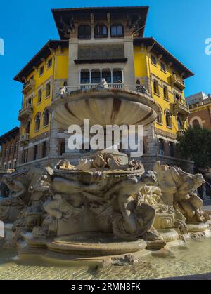 Palazzo del Ragno (der Spinnenpalast) und Fontana delle Rane (Froschbrunnen) auf der Piazza Mincio, Viertel Coppedè, Rom, Italien Stockfoto
