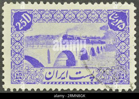 Vom Iran gedruckte Briefmarke, die die Eisenbahnbrücke zeigt, um 1944. Stockfoto