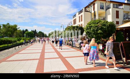 Swinoujscie, Polen. August 2023. Die beliebte Strandpromenade an der polnischen Ostseeküste. Touristen laufen entlang der Promenade. Stockfoto