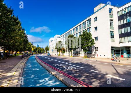Außenansicht der Queen Mary College Faculty of Engineering, Mile End Road, East London, England Stockfoto