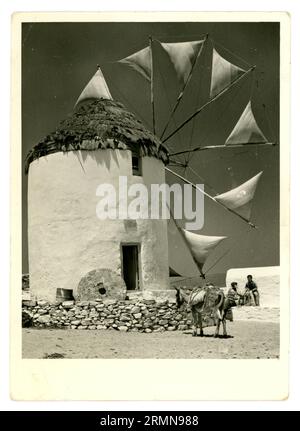 Original-Postkarte aus den späten 1950er Jahren, 1960er Jahre, als Andenken an eine Windmühle mit funktionierenden Segeln, die zum Mahlen von Weizen verwendet wird. Griechische Insel Mykonos, Kykladen, Griechenland, dieses Bild zeigt die letzten Arbeitsjahre dieser Windmühle. Die Windmühlen sind Wahrzeichen von Mykonos. Stockfoto