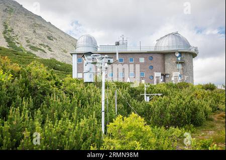 Astronomische und meteorologische Beobachtungsstation in der Nähe des Skalnaté Pleso-Sees im Nationalpark hohe Tatra in der Slowakei. Stockfoto