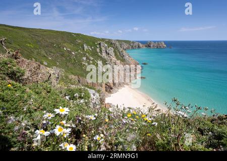 Wunderschöner ruhiger Tag vom Südwestküstenpfad in Cornwall bei Portcurno mit Blick auf den Logan Rock von Carn Kizzie. Stockfoto