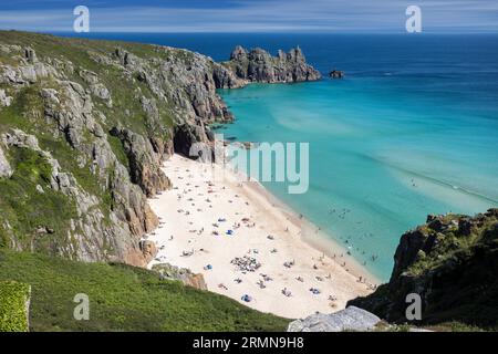 Blick vom South West Coast Path auf Treen Bay mit Logan Rock dahinter. Stockfoto