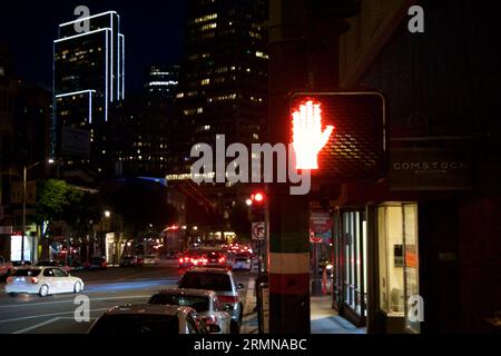 SAN FRANCISCO, KALIFORNIEN, USA - 26. NOVEMBER 2018: Fußgängerampeln in den Straßen von San Francisco bei Nacht Stockfoto