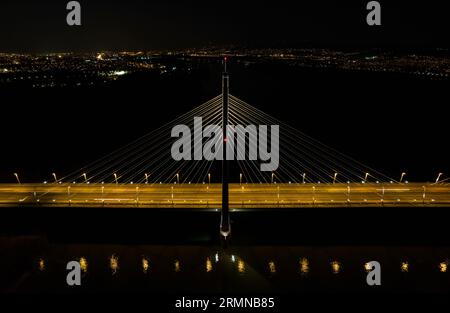 Nachtblick auf die Brücke Megyeri in Budapest, Ungarn. Drohnenschuss. Stockfoto