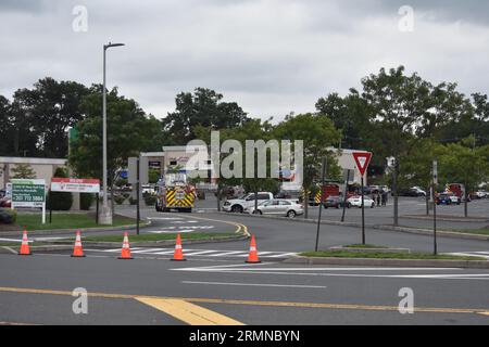 Clark, New Jersey, USA. 29. August 2023. (NEU) Bombendrohung in Target Stores in Clark, New Jersey. August 29, 2023. Die Präsenz der Landpolizei und der Bombentruppe des Countys reagierten auf eine Bombendrohung bei Target in Clark, New Jersey am Dienstag (29) Morgen. Kunden und Mitarbeiter wurden aus dem Geschäft geführt, während die Polizei die Ermittlungen fortsetzt. (Bild: © Kyle Mazza/TheNEWS2 über ZUMA Press Wire) NUR REDAKTIONELLE VERWENDUNG! Nicht für kommerzielle ZWECKE! Stockfoto