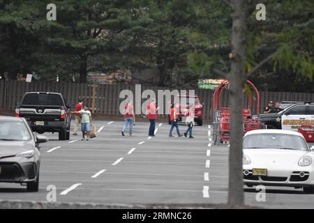 Clark, New Jersey, USA. 29. August 2023. (NEU) Bombendrohung in Target Stores in Clark, New Jersey. August 29, 2023. Die Präsenz der Landpolizei und der Bombentruppe des Countys reagierten auf eine Bombendrohung bei Target in Clark, New Jersey am Dienstag (29) Morgen. Kunden und Mitarbeiter wurden aus dem Geschäft geführt, während die Polizei die Ermittlungen fortsetzt. (Bild: © Kyle Mazza/TheNEWS2 über ZUMA Press Wire) NUR REDAKTIONELLE VERWENDUNG! Nicht für kommerzielle ZWECKE! Stockfoto