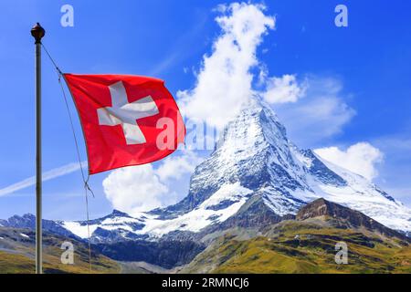 Zermatt, Schweiz. Schweizer Flagge mit Matterhornberg im Hintergrund. Region Wallis. Stockfoto