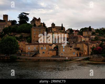 Puy L Eveque in Frankreich, Blick auf das Dorf von der Brücke am Abend Stockfoto