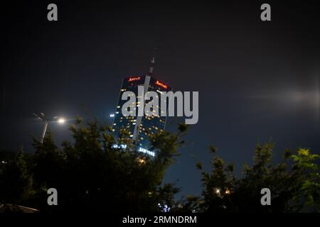 Das Marriott Hotel Gebäude ist nachts in Warschau, Polen, am 25. August 2023 zu sehen. Stockfoto