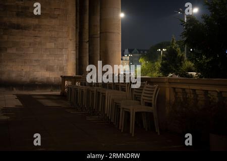 Leere Stühle werden am 25. August 2023 auf einer Außenterrasse eines Café-Restaurants in Warschau, Polen, gestapelt gesehen. Stockfoto