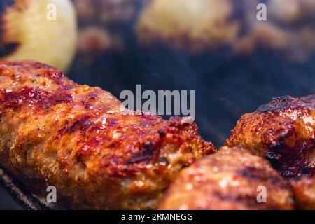 Traditionelle rumänischen Fleischbällchen "mici" auf dem Grill. Schmackhafte Fleischbällchen auf dem Grill, Schweinefleisch auf Holzkohlengrill Stockfoto