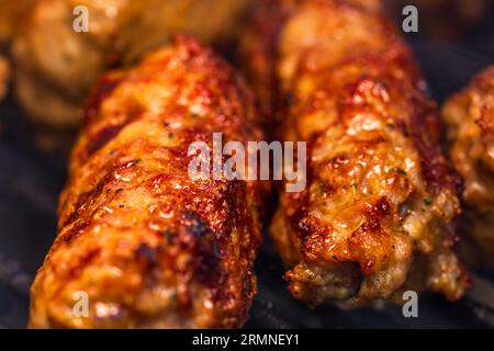 Traditionelle rumänischen Fleischbällchen "mici" auf dem Grill. Schmackhafte Fleischbällchen auf dem Grill, Schweinefleisch auf Holzkohlengrill Stockfoto