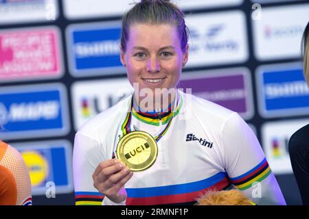 Jen Valente, Goldmedaillengewinner des Scratch Race und Weltmeister auf dem Podium mit Regenbogentrikot. UCI Elite Track Championships, 4. August 2023 Stockfoto