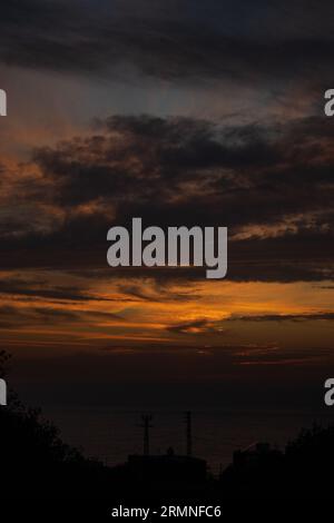 Bewölkter Goldener Sonnenuntergang Stockfoto