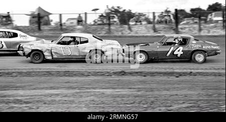 Am Wochenende fahren Amateurwagen-Rennfahrer auf dem Volusia Speedway in Barberville, Florida, während eines Rennens im Jahr 1984 über die unbefestigte Strecke. Stockfoto
