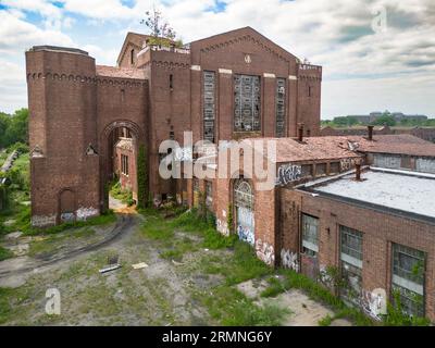 Kings Park, New York - 21. Mai 2023: Außenansicht des historischen, verlassenen Kings Park Psychiatric Hospital. Stockfoto