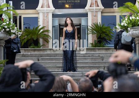 Lido Di Venezia, Italien. 29. August 2023. Die Patronin Caterina Murino posiert für einen Fototermin während des 80. Internationalen Filmfestivals in Venedig am 29. August 2023 in Venedig. © Foto: Cinzia Camela. Quelle: Live Media Publishing Group/Alamy Live News Stockfoto