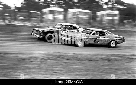 Am Wochenende fahren Amateurwagen-Rennfahrer auf dem Volusia Speedway in Barberville, Florida, während eines Rennens im Jahr 1984 über die unbefestigte Strecke. Stockfoto