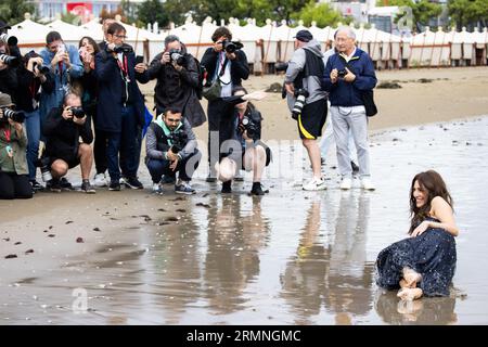 Lido Di Venezia, Italien. 29. August 2023. Die Patronin Caterina Murino posiert für einen Fototermin während des 80. Internationalen Filmfestivals in Venedig am 29. August 2023 in Venedig. © Foto: Cinzia Camela. Quelle: Live Media Publishing Group/Alamy Live News Stockfoto