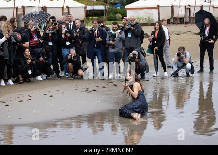 Lido Di Venezia, Italien. 29. August 2023. Die Patronin Caterina Murino posiert für einen Fototermin während des 80. Internationalen Filmfestivals in Venedig am 29. August 2023 in Venedig. © Foto: Cinzia Camela. Quelle: Live Media Publishing Group/Alamy Live News Stockfoto