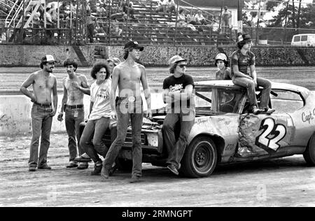 Am Wochenende sehen sich die Mitglieder des Stock Car Races ein Rennen 1984 auf dem Volusia Speedway in Barberville, Florida, an. Stockfoto