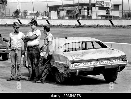 Am Wochenende entspannen sich die Mitglieder des Stock Car Races vor dem Start eines Rennens 1984 auf dem Volusia Speedway in Barberville, Florida. Stockfoto