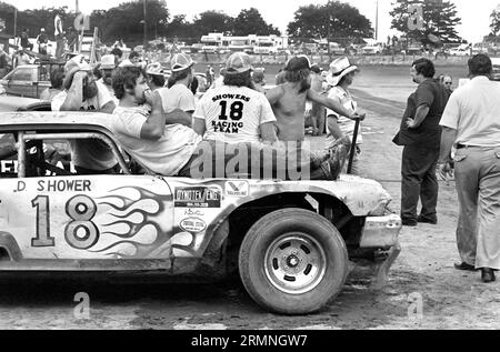 Am Wochenende entspannen sich die Mitglieder des Stock Car Races vor dem Start eines Rennens 1984 auf dem Volusia Speedway in Barberville, Florida. Stockfoto