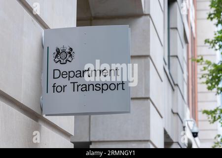 London, Großbritannien. August 29, 2023. Das Logo und das Schild des Verkehrsministeriums befinden sich auf der Horseferry Road in Westminster, London.