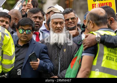 London, Großbritannien. 29. August 2023. Ein lauter und stark polizeilicher marsch/Protest für Demokratie und Menschenrechte in Bangladesch vor der Downing Street London UK Credit: Ian Davidson/Alamy Live News Stockfoto