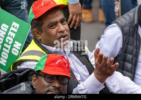London, Großbritannien. 29. August 2023. Ein lauter und stark polizeilicher marsch/Protest für Demokratie und Menschenrechte in Bangladesch vor der Downing Street London UK Credit: Ian Davidson/Alamy Live News Stockfoto
