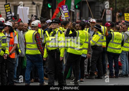 London, Großbritannien. 29. August 2023. Ein lauter und stark polizeilicher marsch/Protest für Demokratie und Menschenrechte in Bangladesch vor der Downing Street London UK Credit: Ian Davidson/Alamy Live News Stockfoto