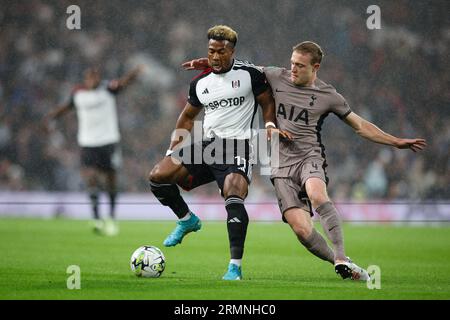 LONDON, Großbritannien - 29. August 2023: Adama Traore vom Fulham FC hält die Herausforderung von Oliver Skipp von Tottenham Hotspur während des Spiels der zweiten Runde des EFL Cup zwischen Fulham FC und Tottenham Hotspur in Craven Cottage ab (Credit: Craig Mercer/Alamy Live News) Stockfoto