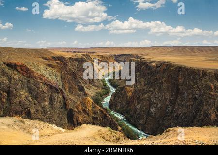 Die Quellflüsse des Charyn River, der durch den Charyn Canyon in Kasachstan in der Region Almaty fließt Stockfoto