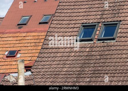 Ein Sonnendach auf Häusern in einer Stadtstraße Stockfoto