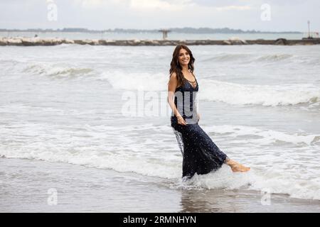 Lido Di Venezia, Italien. 29. August 2023. Die Patronin Caterina Murino posiert für einen Fototermin während des 80. Internationalen Filmfestivals in Venedig am 29. August 2023 in Venedig. © Foto: Cinzia Camela. Quelle: Live Media Publishing Group/Alamy Live News Stockfoto