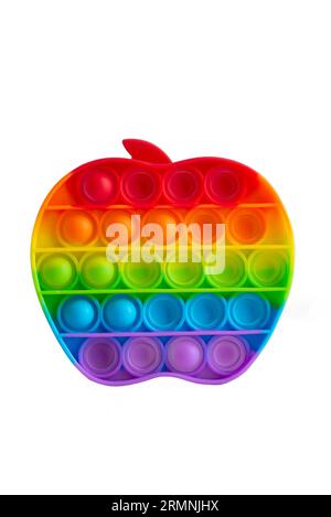 Rainbow Push POP IT Bubble Sensory Fidget Toy in Form von Apple, einem trendigen Antistress-Sinnesspielzeug. Anti-Angst- und Stressspiel isoliert auf weißem Backgrou Stockfoto