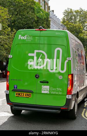 London, England, Großbritannien – 22. August 2023: Rückansicht eines emissionsfreien Lieferwagens, der vom globalen Logistikunternehmen FedEx verwendet wird. Stockfoto