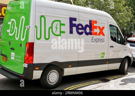 London, England, Großbritannien - 22. August 2023: Seitenansicht eines emissionsfreien Lieferwagens, der vom globalen Logistikunternehmen FedEx verwendet wird. Stockfoto