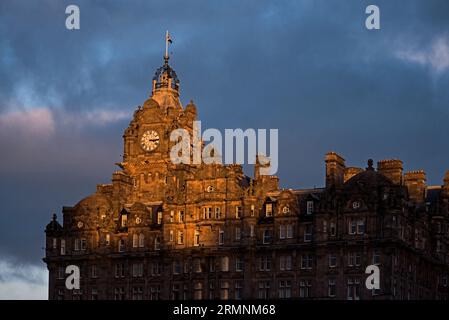 Der Uhrturm des Balmoral Hotels in der niedrigen Wintersonne der Princes Street Gardens, Edinburgh, Schottland, Großbritannien. Stockfoto